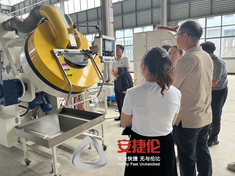 韓國客戶參觀滾噴機2 韓國客戶參觀滾噴機(jī)2