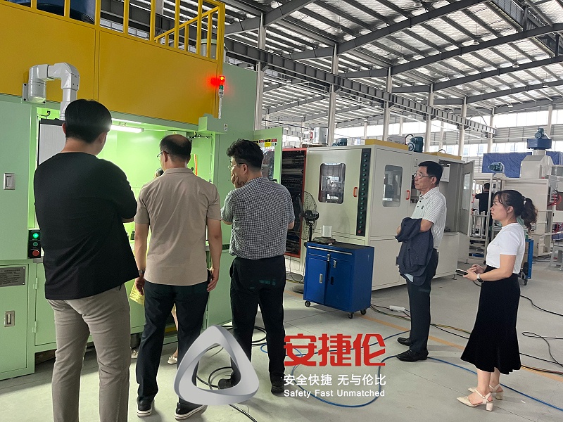 韓國(guó)客戶參觀噴膠機1 韓國客戶參觀噴膠機1