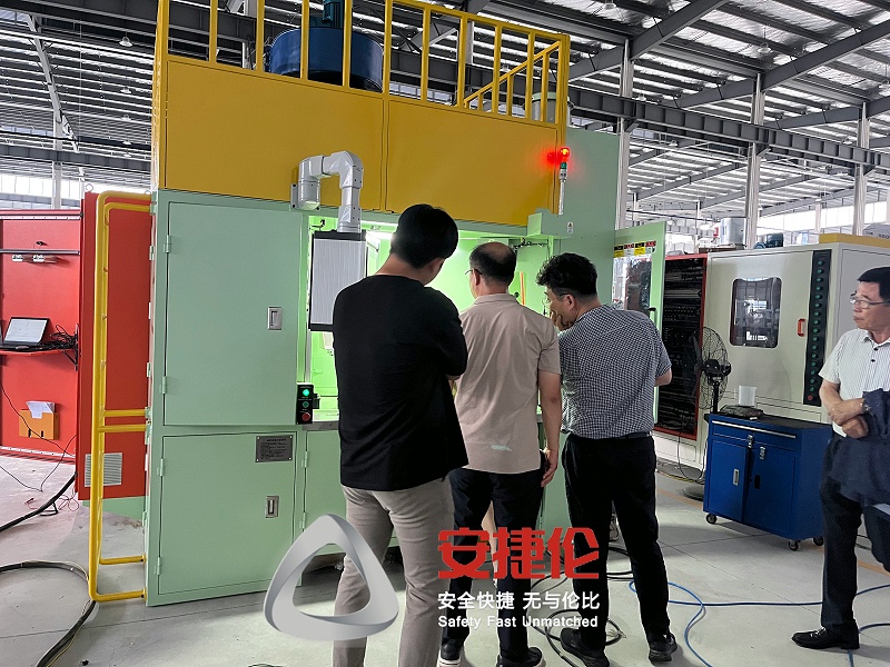 韓國客戶參觀噴膠機(jī)2 韓國客(kè)戶參觀噴膠機2