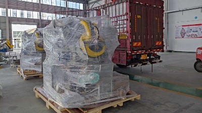 又有（yǒu）兩台滾噴機發貨啦！航空緊（jǐn）固件客戶訂購