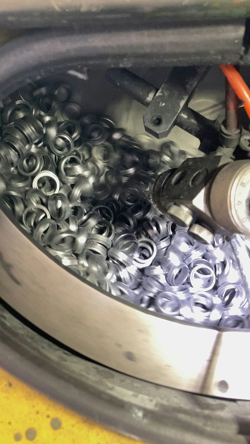 自動滾噴(pēn)機噴塗中 自動(dòng)滾噴機噴塗中