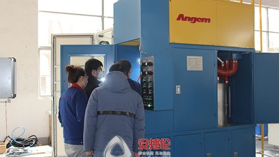 陝汽（qì）集團（tuán）旗（qí）下子公司，來我司驗收【ZP20和ZP40自動噴膠機】兩台設備
