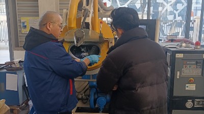 油封噴塗（tú）客戶到訪考察油封自（zì）動滾噴機 產品打樣