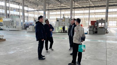 電池（chí）蓋帽客戶來訪考察鏈式噴膠機、滾噴（pēn）設備
