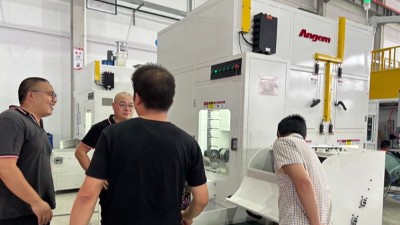 浙江橡膠減震老客戶到訪 參觀新型鏈式外（wài）圓滾膠機