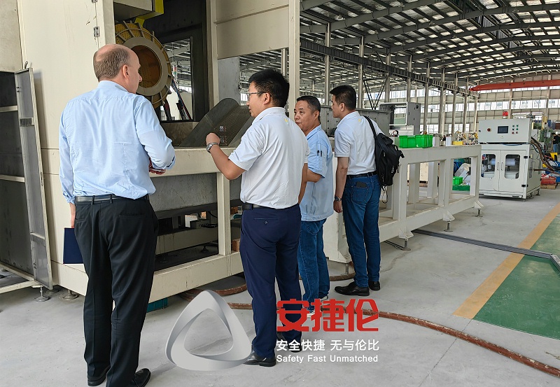 老客（kè）戶德國福沃克橡膠減震到訪安捷（jié）倫考察自動噴膠機