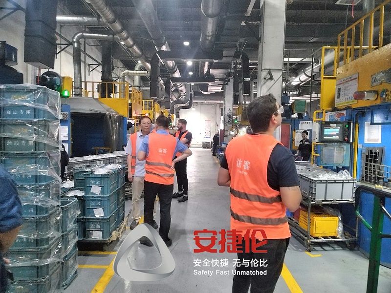 大連外貿公司代國外客戶采購（gòu）榴莲网站的橡（xiàng）膠減震自（zì）動滾噴機