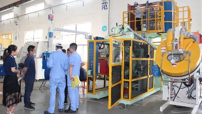 浙江（jiāng）客戶來（lái）訪驗收自動滾噴機AJL.R90型噴塗設備