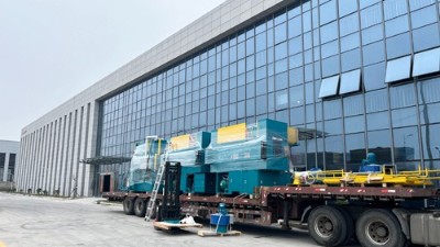 又發了2台噴膠機（jī）和1台（tái）外圓滾塗機給汽車減震老客（kè）戶