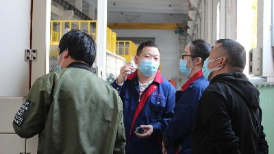 襯套客戶來訪塗膠機打（dǎ）樣，並參觀濕氏（shì）噴砂磷（lín）化線