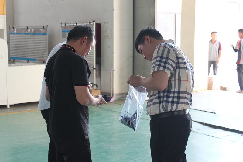 客戶觀察打樣效果 客戶觀(guān)察打樣效果