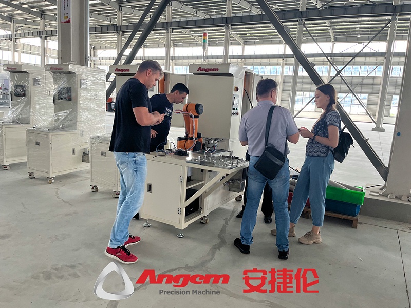 俄(é)羅斯客戶參(cān)觀噴塗設備5 俄羅斯客戶參觀噴塗設備5