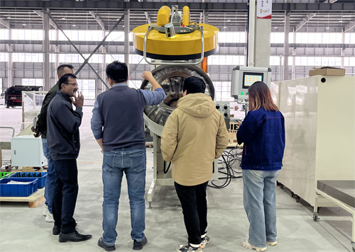 印（yìn）度橡膠減震客戶到訪安（ān）捷倫 驗收滾噴機R90