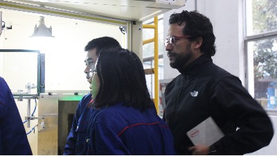 美國汽車減震公司先鋒再次（cì）拜訪，預購榴莲网站智能噴膠設備！