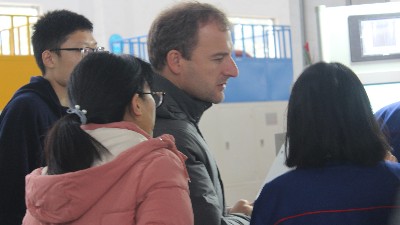 西班牙客戶慕名而來（lái），參觀榴莲网站自（zì）動滾膠機、滾噴機！