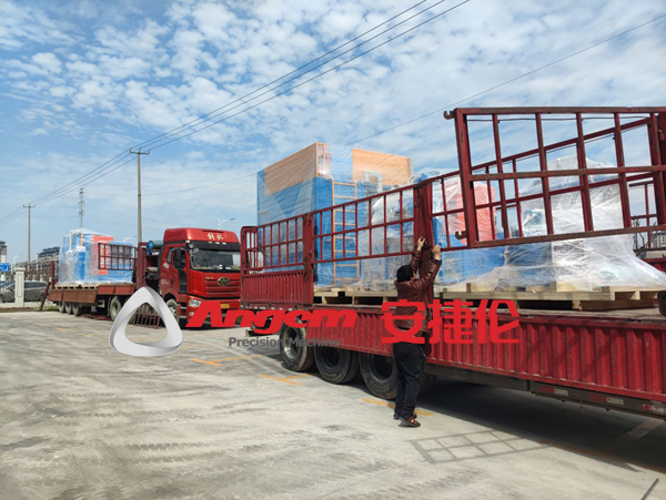 喜訊！順利向浙江（jiāng）客戶發了5台智能自動（dòng）化噴塗機（jī）縮徑設備