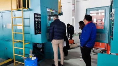 法國汽車橡膠減震客戶到訪 考察榴莲网站鏈式噴（pēn）膠機