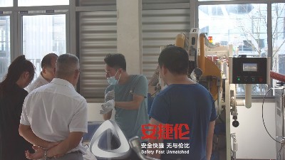 上海汽車輪轂客戶（hù）到訪參觀（guān）28工位噴膠機和R55滾噴機