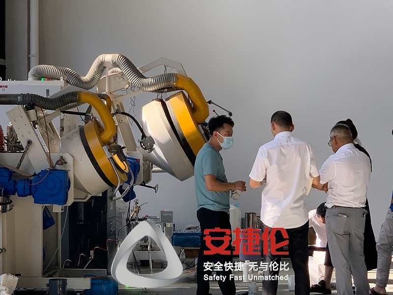 上海客戶參觀噴膠機、滾噴機 (4) 上海客戶參觀(guān)噴膠(jiāo)機、滾噴機 (4)