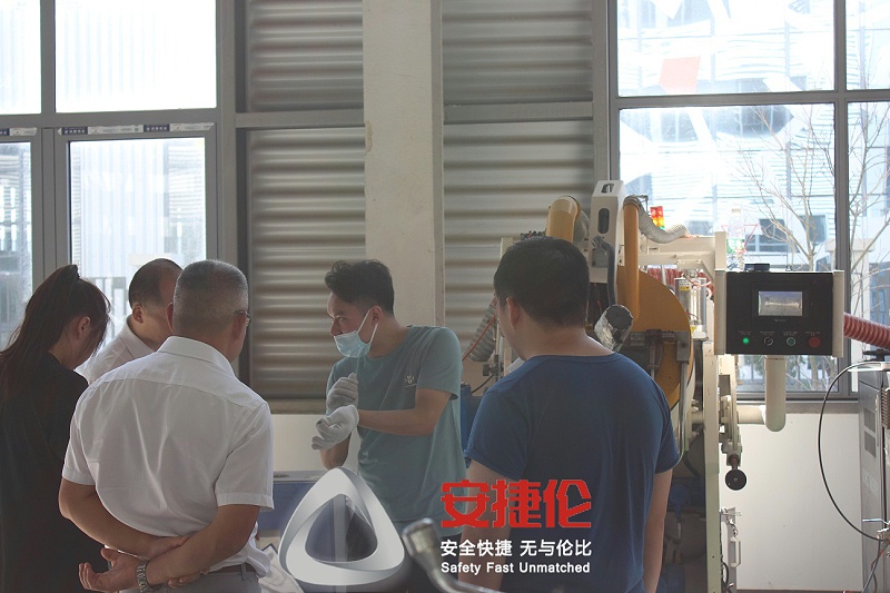 上海客戶參(cān)觀噴膠機、滾噴機 (2) 上海客戶(hù)參觀噴膠機、滾噴機 (2)