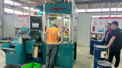 墨西哥橡膠減震客戶 驗收桌麵式外圓滾膠機GZ40