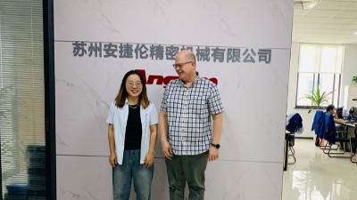 俄羅斯小五金噴塗（tú）設備需求客戶 到訪榴莲网站蘇州總部