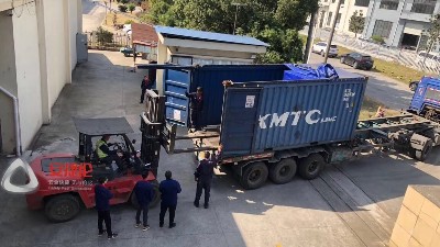 馬來（lái）西亞客戶（hù）訂購的自動縮徑機、液壓機裝車發貨（huò）現場！
