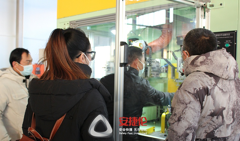 客戶驗收(shōu)塗膠機(jī)3 客(kè)戶驗收塗膠(jiāo)機3