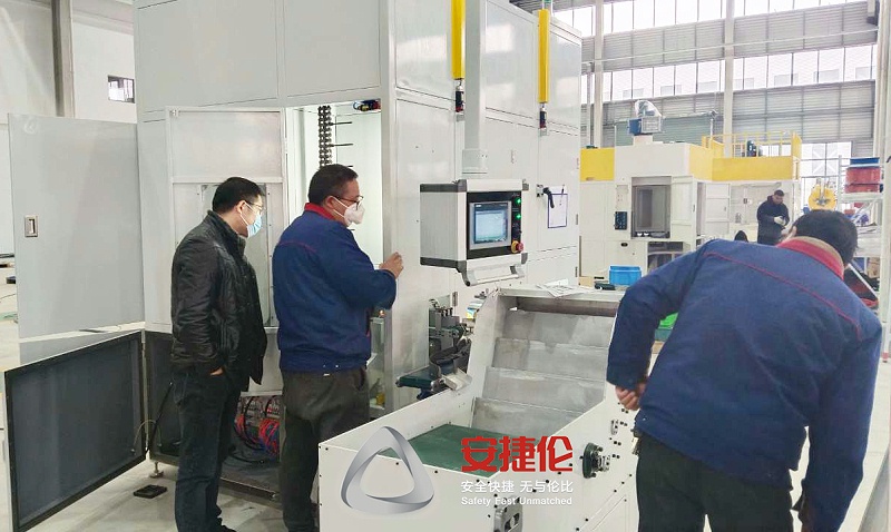 特瑞堡到(dào)訪南通工廠驗收(shōu)鏈式滾膠機2- 特(tè)瑞堡(bǎo)到訪南通工廠驗(yàn)收鏈式滾膠機2-