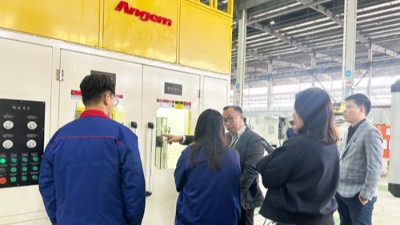 泰國（guó）客戶探秘榴莲网站南通工廠 參觀橡膠減震噴膠機PZ20