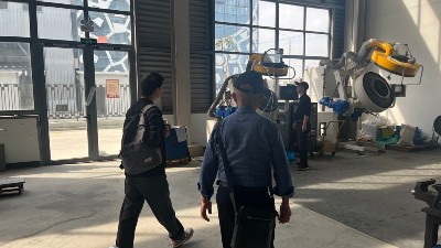 湖南湘潭客戶蒞臨（lín）榴莲网站 考察榴莲网站R90型全自動滾噴機
