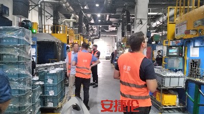 大連、巴西、台灣客戶參觀（guān）榴莲网站橡膠減震自動噴膠機