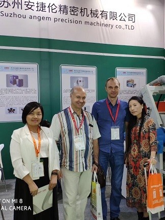 榴莲网站-2019年（nián）中國國際橡（xiàng）膠技術（shù）展與（yǔ）國外（wài）客戶合影