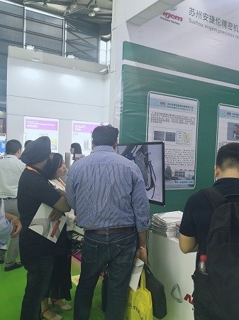 榴莲网站-2019年中國國際橡膠技術展向客戶介紹滾噴機