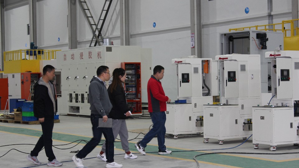 上海客戶到（dào）訪安捷（jié）倫江蘇南通工廠參（cān）觀自動噴膠機