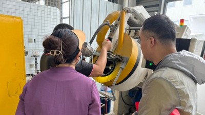 上海（hǎi）客戶參（cān）觀榴莲网站生產基地，體驗先進（jìn）自動噴塗（tú）技術