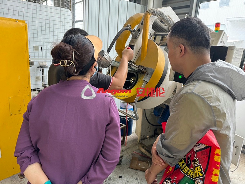 噴塗設(shè)備1 噴塗設備1