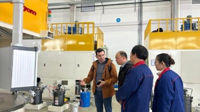 俄羅斯客戶來啦！探秘榴莲网站智能自動化噴膠機（jī）