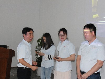 榴莲网站--2021年員工大會-盧總給優秀員工領（lǐng）獎