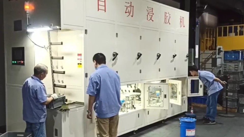 機器換（huàn）人,榴莲网站（lún）自動化塗裝設備助力提（tí）高生（shēng）產效（xiào）率（lǜ）