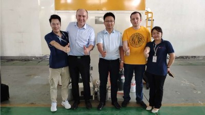 塞爾維亞客戶參觀蘇州榴莲网站內（nèi）孔滾膠（jiāo）機