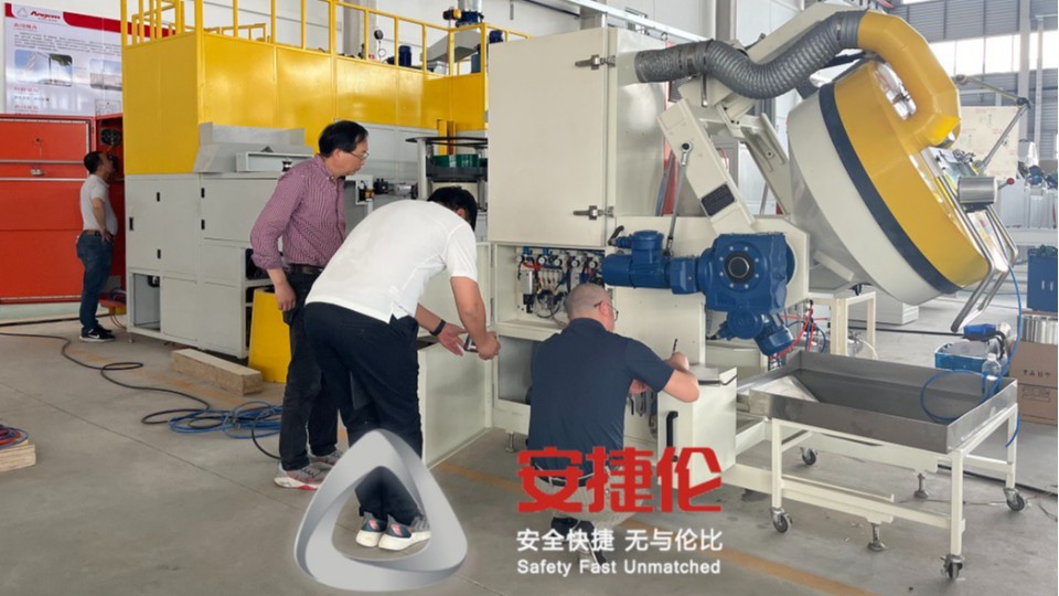 大連外貿公司代國外客戶采購榴莲网站的橡膠減震自動滾噴機