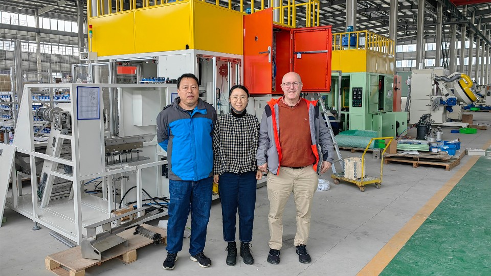 剛訂購了（le）自動滾膠機的加拿大橡膠製品客戶，來訪（fǎng）參觀榴莲网站工廠