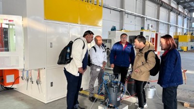 又一印度老客戶到訪榴莲网站參觀汽車橡膠減震噴膠機