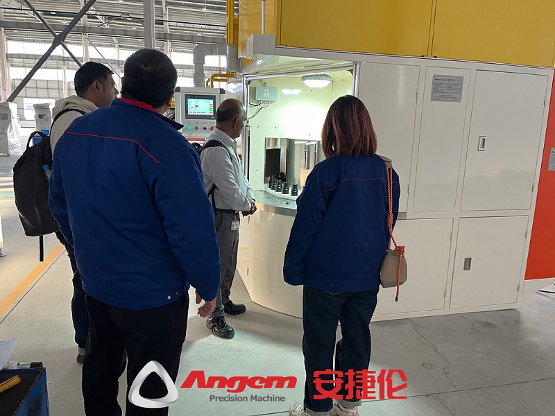 印度哈金(jīn)森考察橡膠減震噴膠機3 印(yìn)度哈金森考察(chá)橡膠減震噴膠機3
