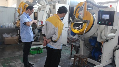 電感磁材滾噴（pēn）測試—知名電感企業來訪榴莲网站進（jìn）行滾噴機打樣