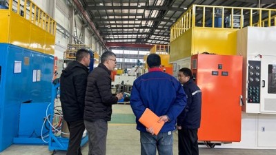 江蘇汽車（chē）零部件客戶 現場驗（yàn）收減震器骨架噴（pēn）膠機