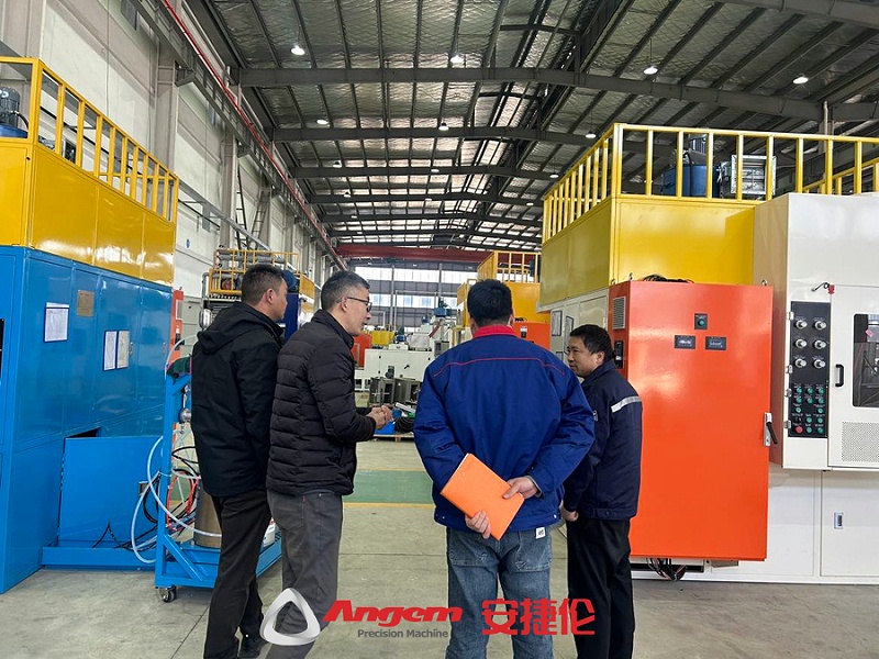 鹽(yán)城(chéng)客戶驗收噴膠機1 鹽城客戶驗(yàn)收噴膠機1