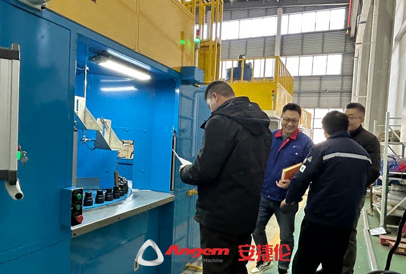 鹽城客戶(hù)驗收噴膠機3 鹽城(chéng)客戶驗收(shōu)噴膠機3
