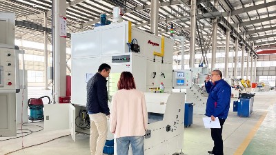 美國客戶驗收橡膠減震鏈式（shì）滾膠機 考察塗裝磷化廢氣處理設備